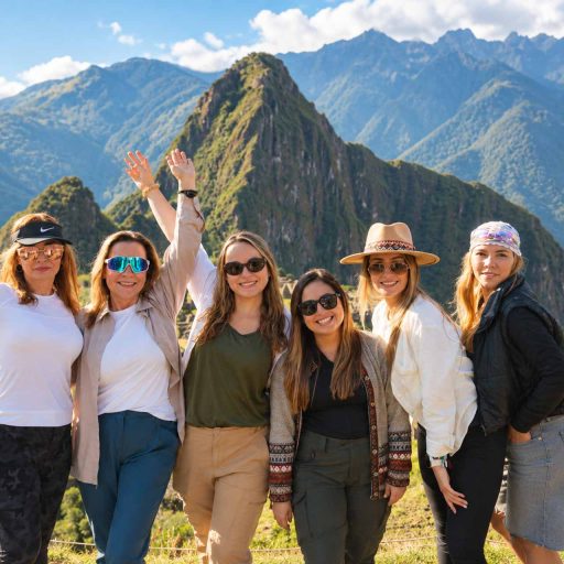 13102026-Amigas ante las montañas de Machu Picchu