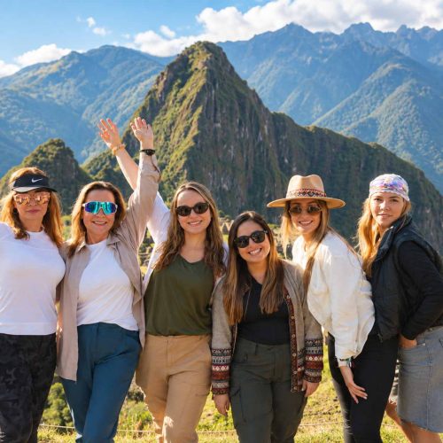 13102026-Copia de Amigas ante las montañas de Machu Picchu