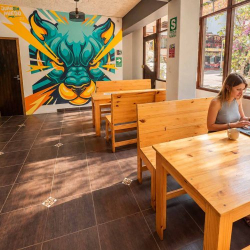 13102026-Copia de Café soleado con mural y coworking